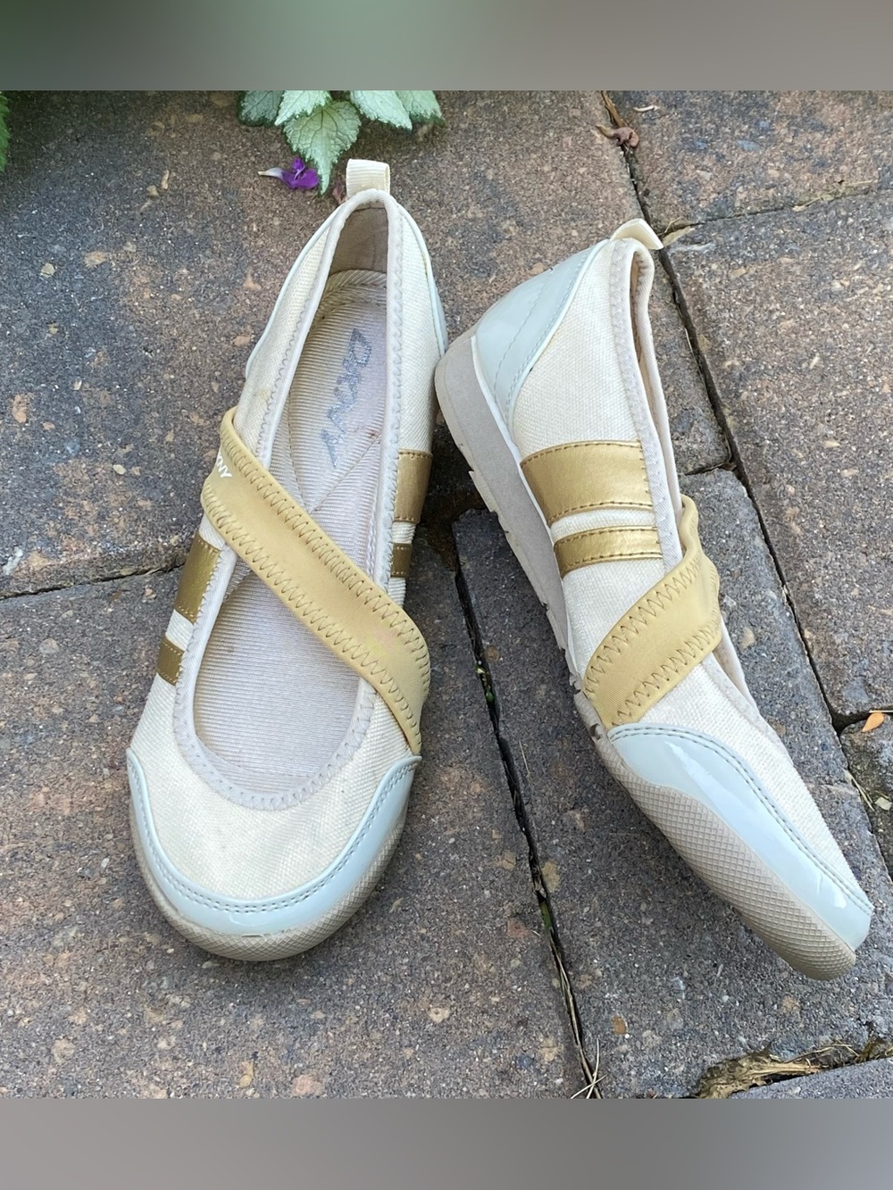 DKNY WHT/GLD Ballet Flats, 6 Summer Sale